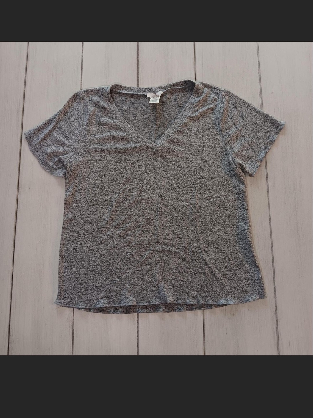 URBAN Romantics Heather Gray V-Neck Short Sleeve Tee